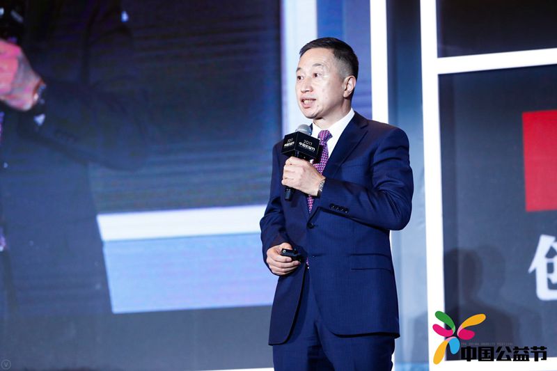 用公益推动进步,“非典型好人”陈利浩再获“年度公益人物”奖 用公益推动进步,“非典型好人”陈利浩再获“年度公益人物”奖