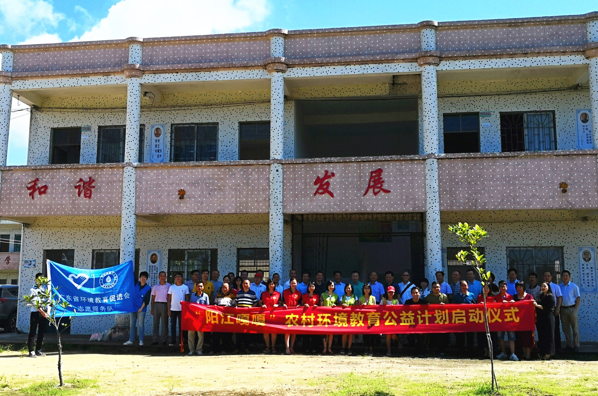 在庐山小学大合影_副本_副本.jpg 在庐山小学大合影_副本_副本.jpg